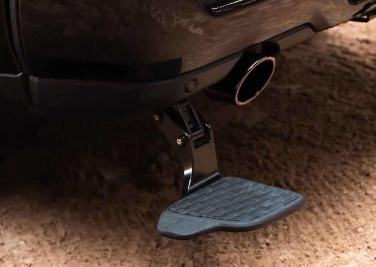 Ram 1500 Laramie Night Edition estribo trasero