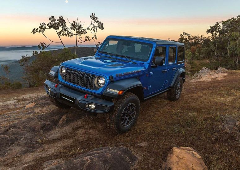 Jeep Wrangler exterior en la montaña