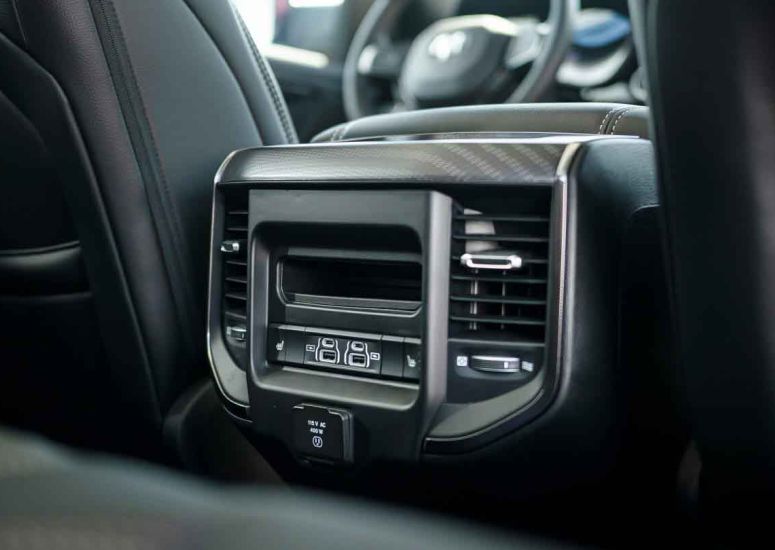 Ram 1500 Laramie Night Edition consola trasera