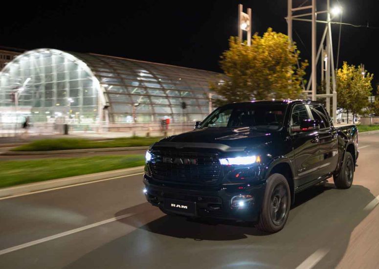 Ram 1500 Laramie Night Edition de frente