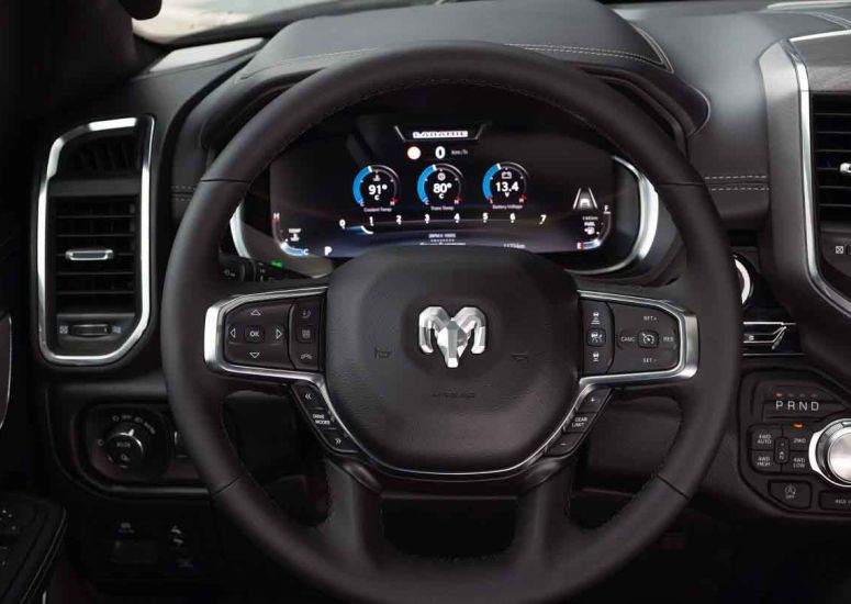 Ram 1500 Laramie Night Edition volante multifuncion