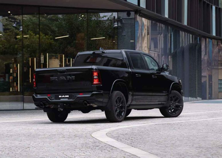 Ram 1500 Laramie Night Edition trasera tres cuartos