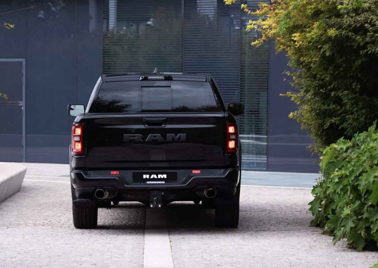 Ram 1500 Laramie Night Edition trasera