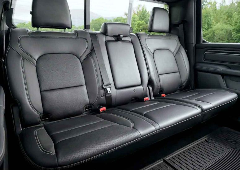 Ram 1500 Laramie Night Edition asientos traseros